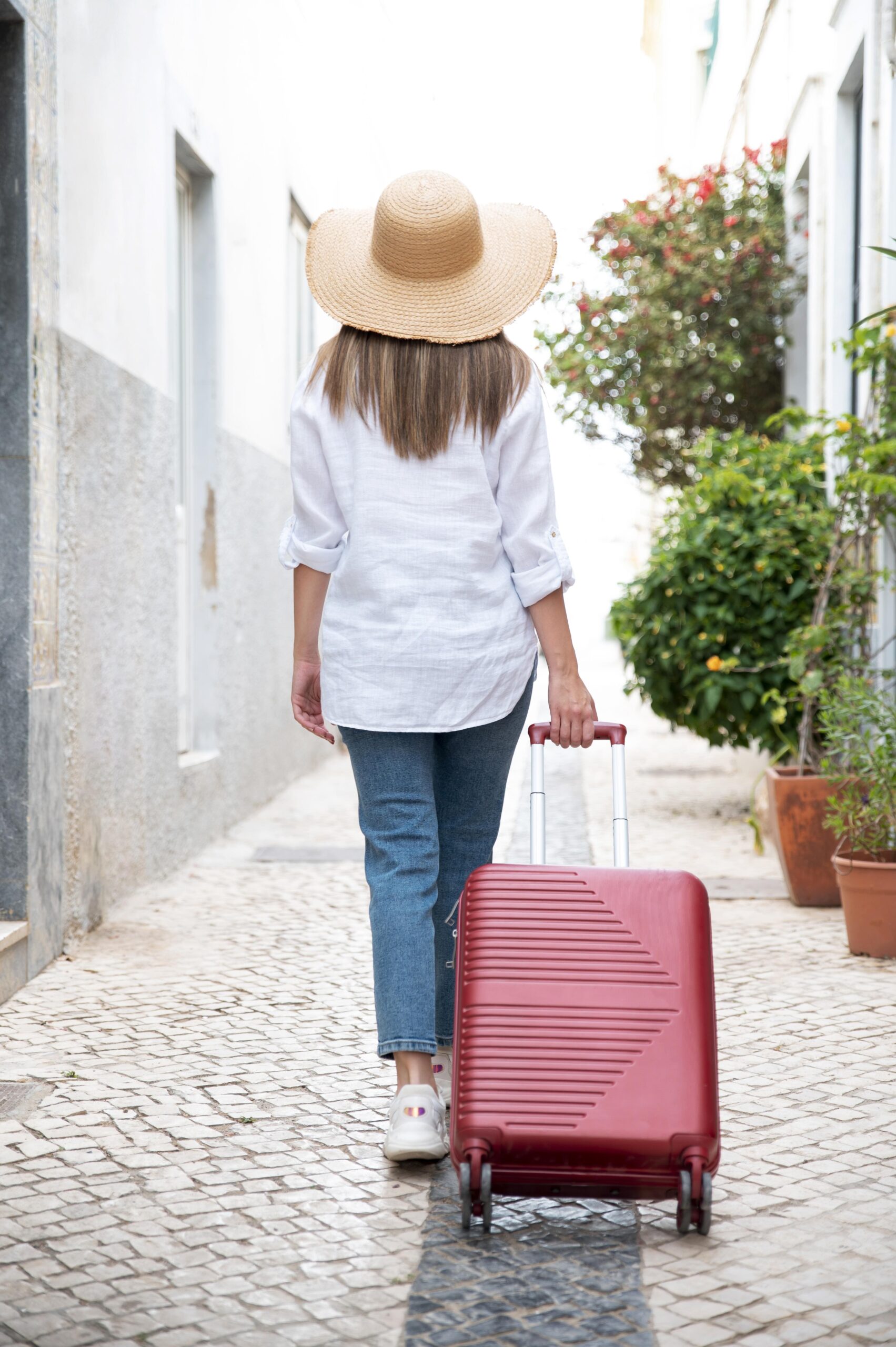 mujer-joven-viajando-min